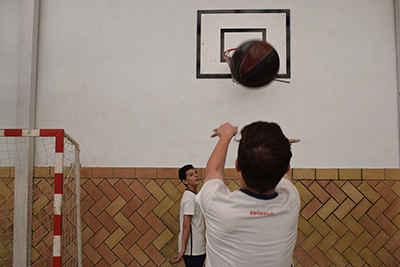 niños jugando al baloncesto